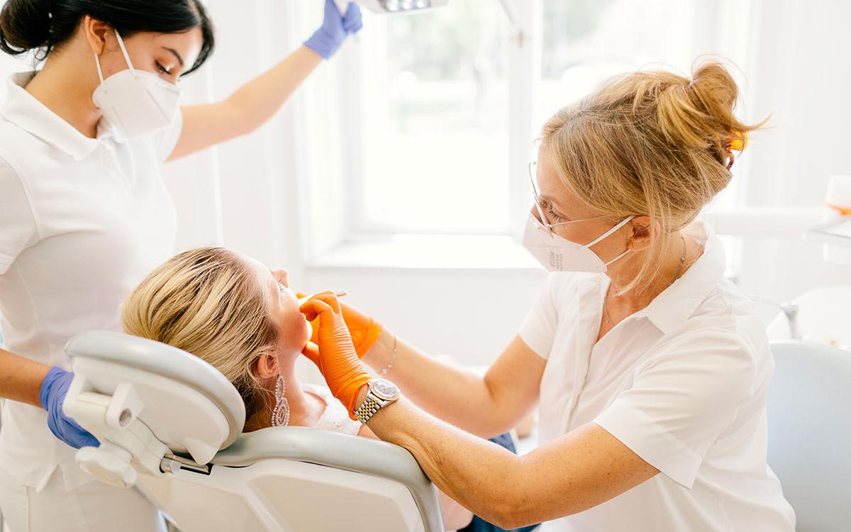 Zahnspange & Krankenkasse für Erwachsene: Was ÖGK, BVAEB & SVS übernehmen
