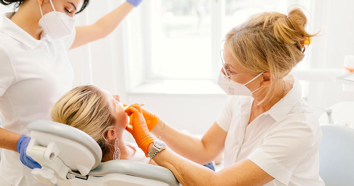 Zahnspange & Krankenkasse für Erwachsene: Was ÖGK, BVAEB & SVS übernehmen