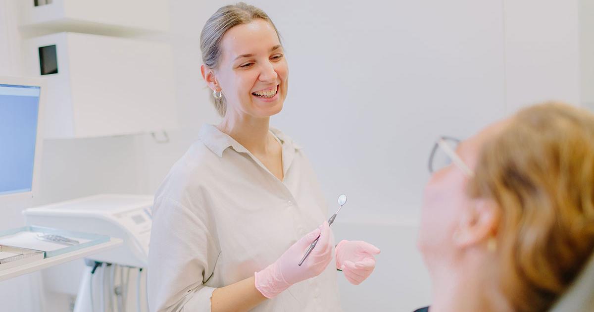 Vorbiss und Überbiss korrigieren: Welche Möglichkeiten Erwachsene haben